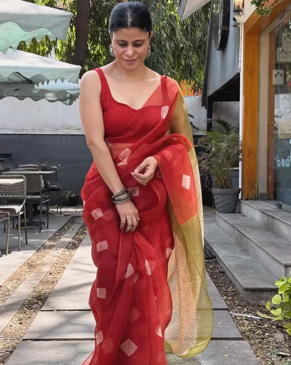 Red_Raag_-_Elegant_Red_Linen_Saree_with_Matching_Blouse_Piece