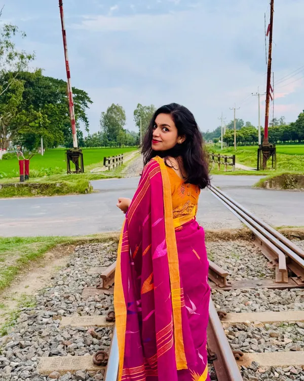 Rang_Surya_-_Pink_Linen_Saree_with_Yellow_Border_&_Design_with_Blouse_Piece