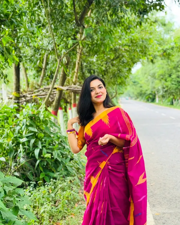 Rang_Surya_-_Pink_Linen_Saree_with_Yellow_Border_&_Design_with_Blouse_Piece