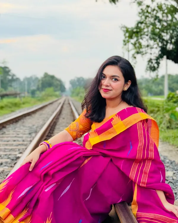 Rang_Surya_-_Pink_Linen_Saree_with_Yellow_Border_&_Design_with_Blouse_Piece