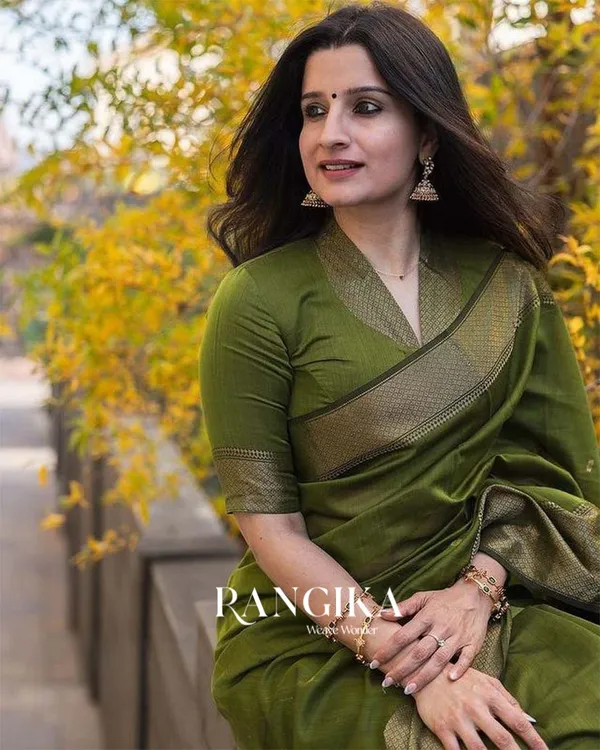 Parrot_Green_Color_Premium_Cotton_Silk_Saree_With_Classy_Blouse_and_tassels