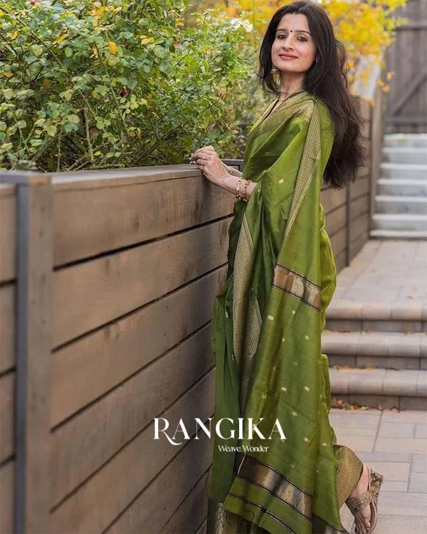 Parrot_Green_Color_Premium_Cotton_Silk_Saree_With_Classy_Blouse_and_tassels