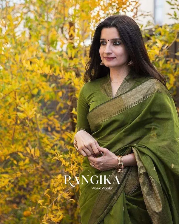 Parrot_Green_Color_Premium_Cotton_Silk_Saree_With_Classy_Blouse_and_tassels