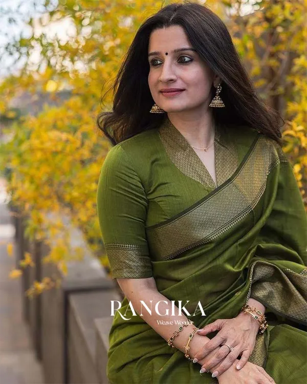 Parrot_Green_Color_Premium_Cotton_Silk_Saree_With_Classy_Blouse_and_tassels