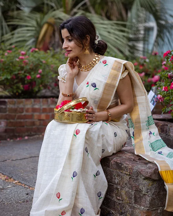 Snow_Petals_-_Elegant_White_Linen_Saree_with_Floral_All_Over_and_Blouse