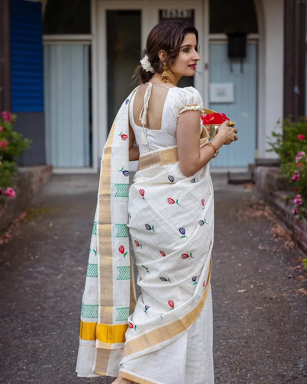 Snow_Petals_-_Elegant_White_Linen_Saree_with_Floral_All_Over_and_Blouse