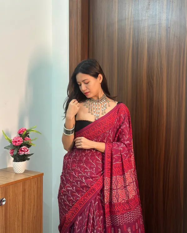 Maroon_Color_1_Minute_Ready_To_Wear_Mulmul_Cotton_Digital_Printed_Saree_With_Pocket