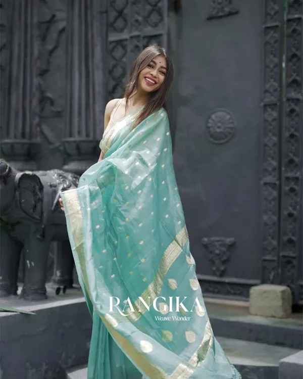 Bottle_Green_Color_Premium_Cotton_Silk_Saree_With_Classy_Blouse_and_tassels