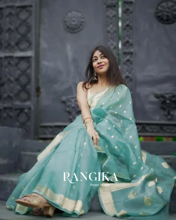 Bottle_Green_Color_Premium_Cotton_Silk_Saree_With_Classy_Blouse_and_tassels