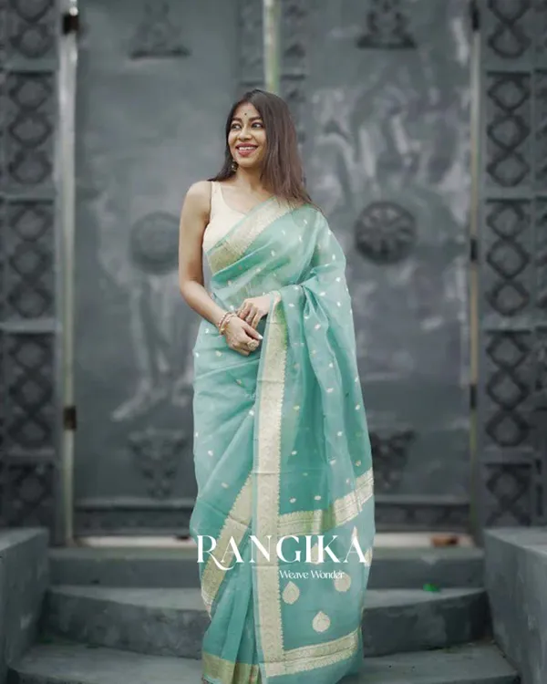 Bottle_Green_Color_Premium_Cotton_Silk_Saree_With_Classy_Blouse_and_tassels