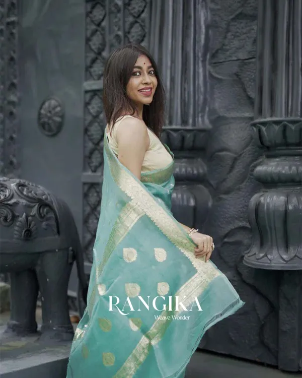Bottle_Green_Color_Premium_Cotton_Silk_Saree_With_Classy_Blouse_and_tassels