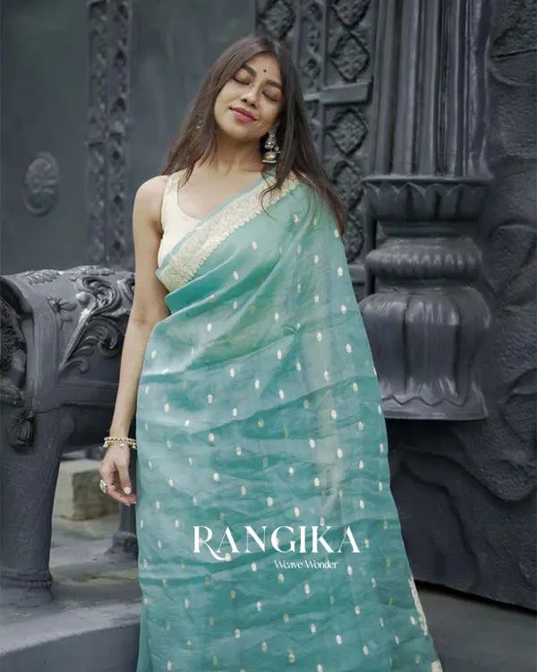 Bottle_Green_Color_Premium_Cotton_Silk_Saree_With_Classy_Blouse_and_tassels