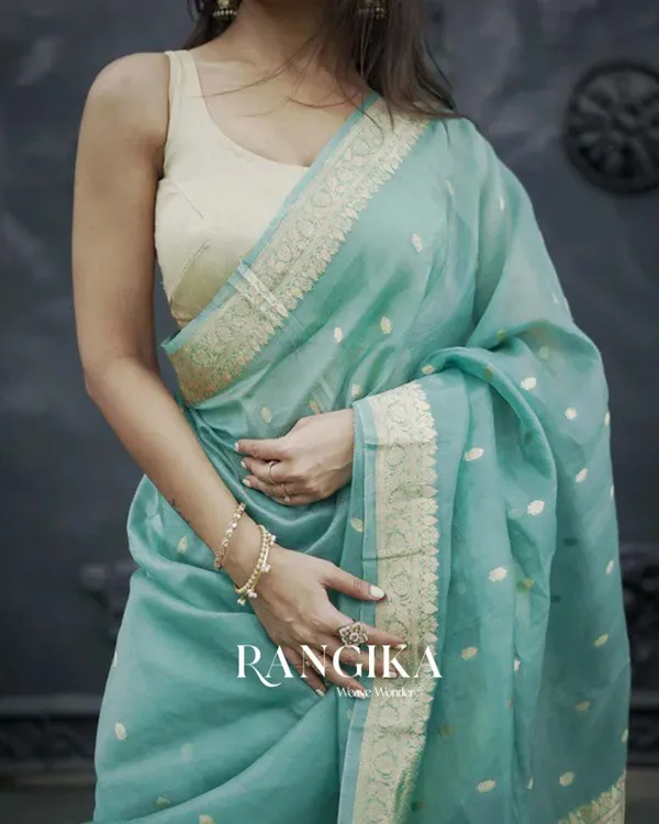 Bottle_Green_Color_Premium_Cotton_Silk_Saree_With_Classy_Blouse_and_tassels