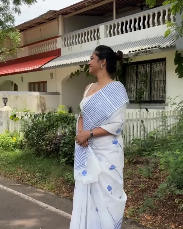 Sundar_Mala_-_Elegant_White_Saree_with_Striped_Pattern_&_Tiny_Flower_Motifs_with_Blouse_Piece