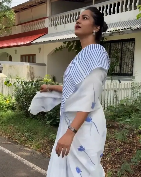 Sundar_Mala_-_Elegant_White_Saree_with_Striped_Pattern_&_Tiny_Flower_Motifs_with_Blouse_Piece
