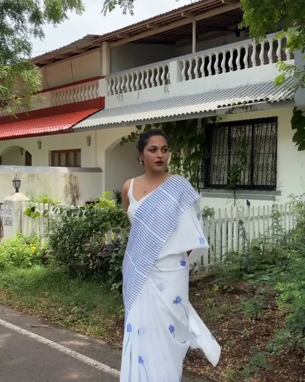 Sundar_Mala_-_Elegant_White_Saree_with_Striped_Pattern_&_Tiny_Flower_Motifs_with_Blouse_Piece