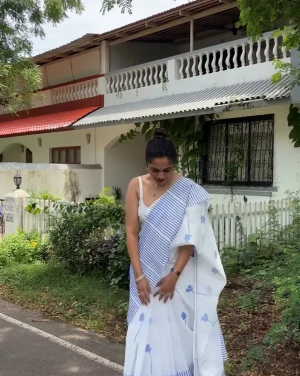 Sundar_Mala_-_Elegant_White_Saree_with_Striped_Pattern_&_Tiny_Flower_Motifs_with_Blouse_Piece