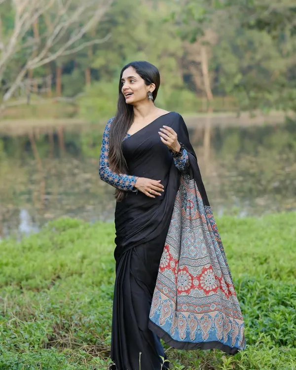 Black_Color_1_Minute_Ready_to_Wear_Digitial_Printed_Crape_Silk_Saree