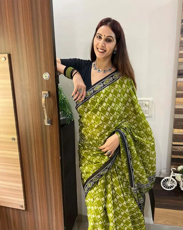 Forest_Whisper_-_Green_Linen_Saree_with_Black_Blouse_Piece