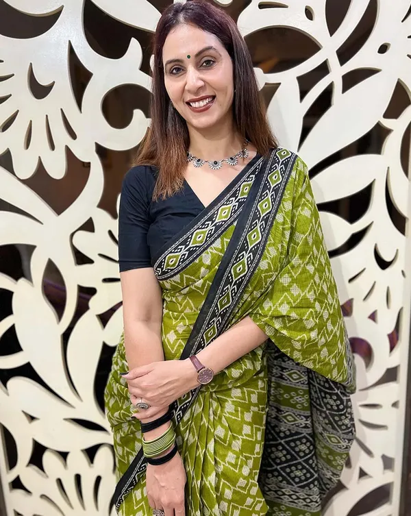 Forest_Whisper_-_Green_Linen_Saree_with_Black_Blouse_Piece