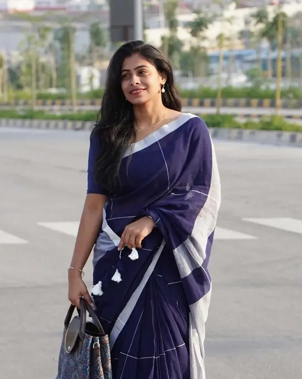 Neela_Chandi_-_Navy_Blue_Linen_Saree_with_White_Border_&_Blouse_Piece