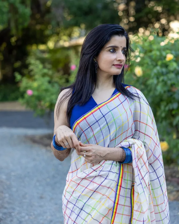 Shashi_Lehar_-_Moonlight_Checks_White_Linen_Saree_with_Square_Patterns_&_Border_with_Blouse_Piece