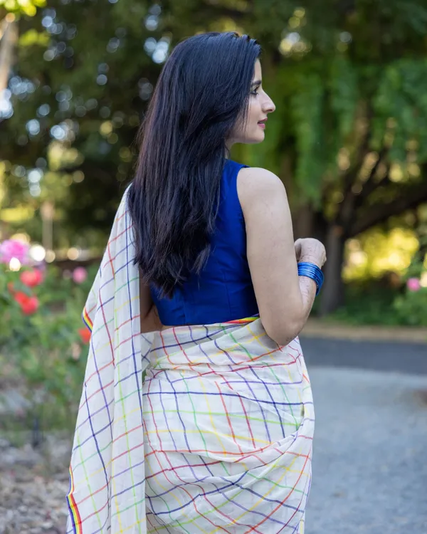 Shashi_Lehar_-_Moonlight_Checks_White_Linen_Saree_with_Square_Patterns_&_Border_with_Blouse_Piece