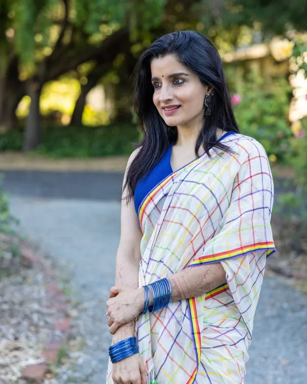 Shashi_Lehar_-_Moonlight_Checks_White_Linen_Saree_with_Square_Patterns_&_Border_with_Blouse_Piece