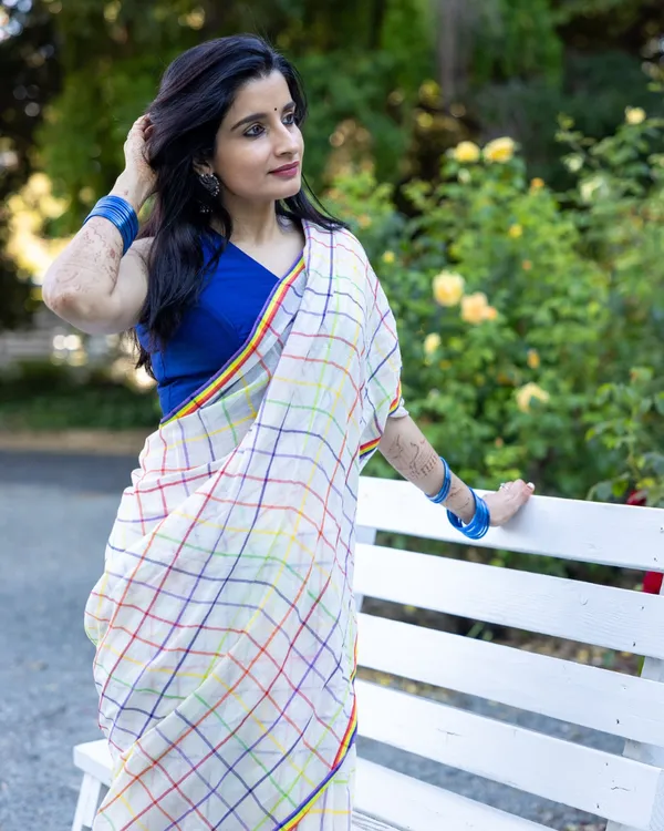 Shashi_Lehar_-_Moonlight_Checks_White_Linen_Saree_with_Square_Patterns_&_Border_with_Blouse_Piece