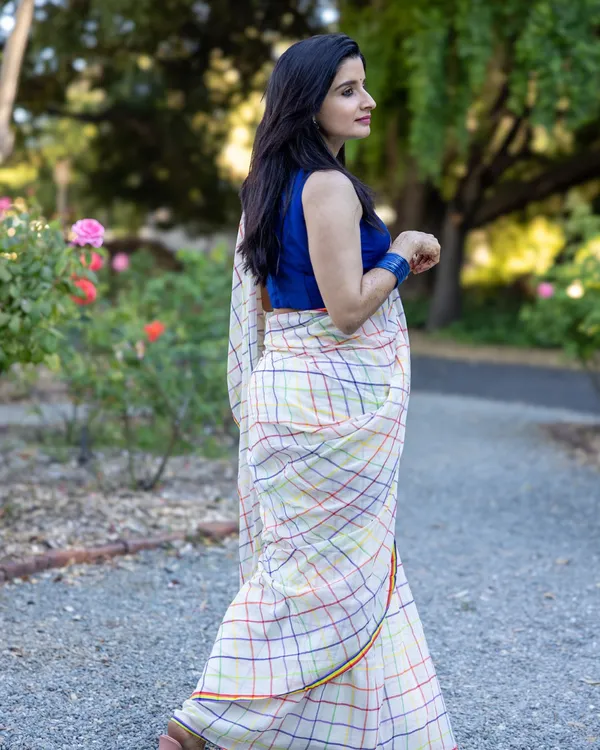 Shashi_Lehar_-_Moonlight_Checks_White_Linen_Saree_with_Square_Patterns_&_Border_with_Blouse_Piece