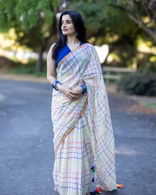 Shashi_Lehar_-_Moonlight_Checks_White_Linen_Saree_with_Square_Patterns_&_Border_with_Blouse_Piece