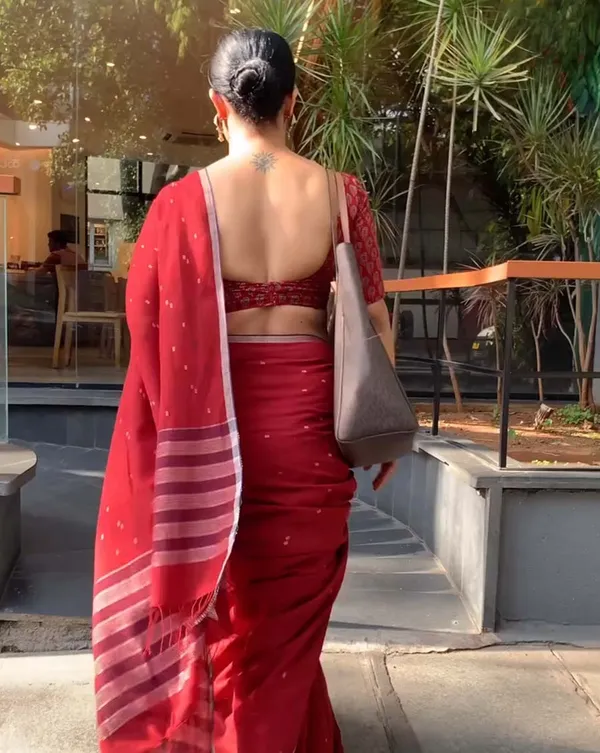 Laal_Riwaayat_-_Traditional_Red_Linen_Saree_with_Matching_Blouse_Piece