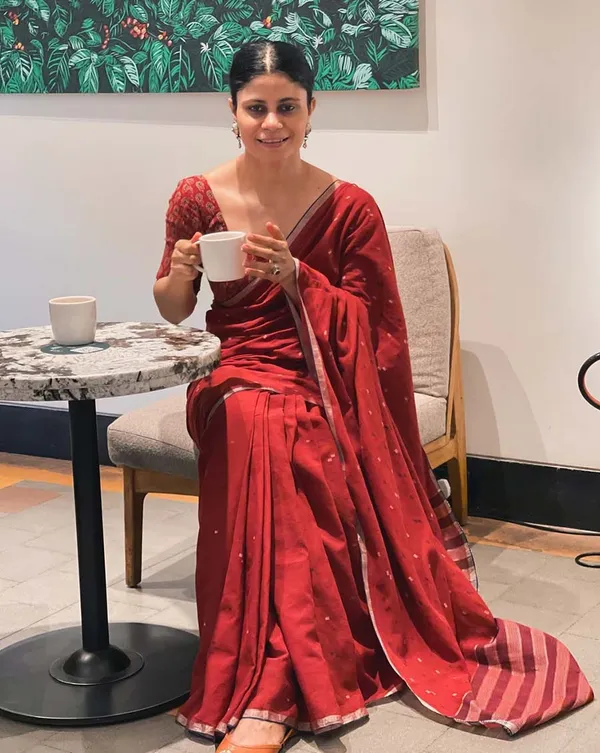 Laal_Riwaayat_-_Traditional_Red_Linen_Saree_with_Matching_Blouse_Piece
