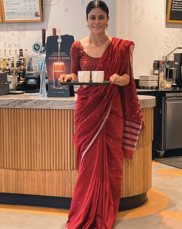 Laal_Riwaayat_-_Traditional_Red_Linen_Saree_with_Matching_Blouse_Piece
