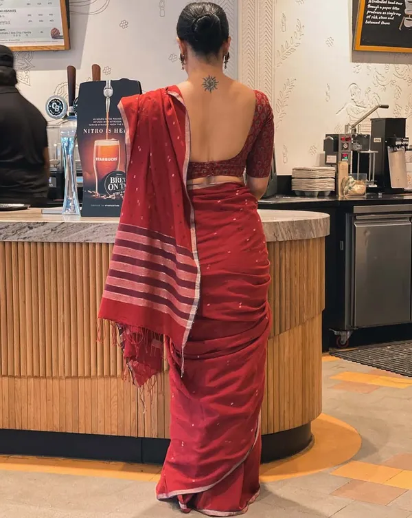 Laal_Riwaayat_-_Traditional_Red_Linen_Saree_with_Matching_Blouse_Piece