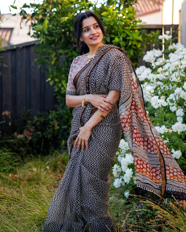 Raakh_Rekha_-_Grey_Linen_Saree_with_Lining_Work_&_Matching_Blouse