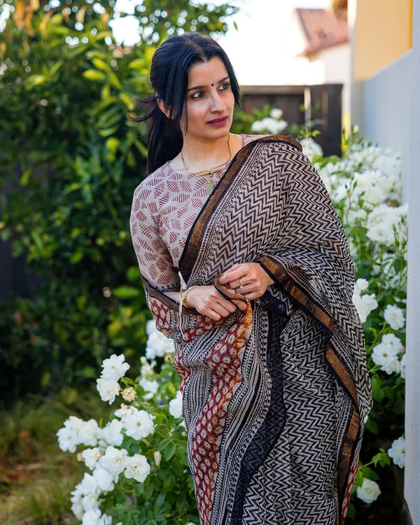 Raakh_Rekha_-_Grey_Linen_Saree_with_Lining_Work_&_Matching_Blouse
