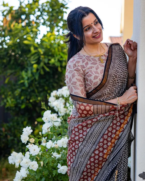 Raakh_Rekha_-_Grey_Linen_Saree_with_Lining_Work_&_Matching_Blouse