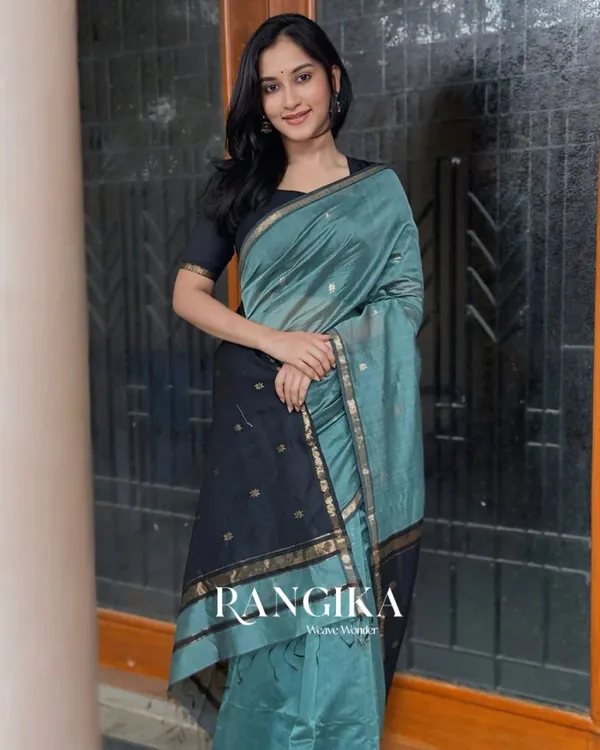 Bottle_Green_And_Black_Premium_Cotton_Silk_Saree_With_Classy_Blouse_and_tassels