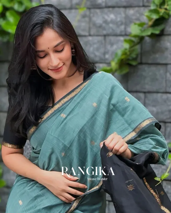 Bottle_Green_And_Black_Premium_Cotton_Silk_Saree_With_Classy_Blouse_and_tassels