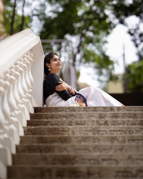 Shweta_Gaj_-_Classic_White_Linen_Saree_with_Elephant_Motif_Border_&_Blouse_Piece