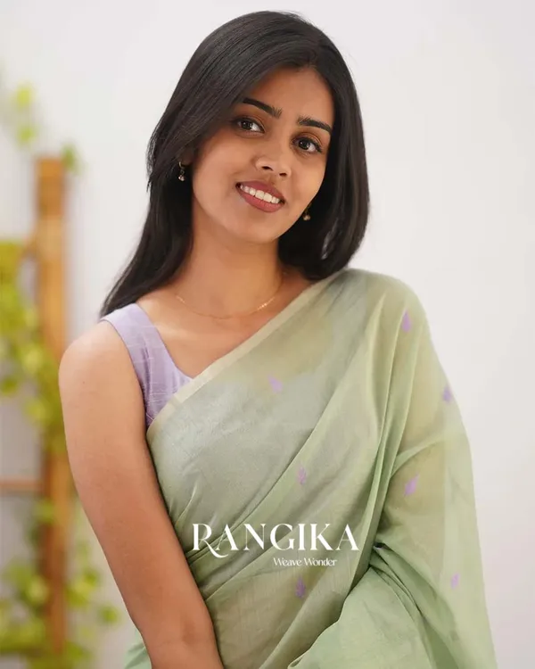 Green_Color_Cotton_Silk_Saree_with_Calssy_Blouse_and_tassels