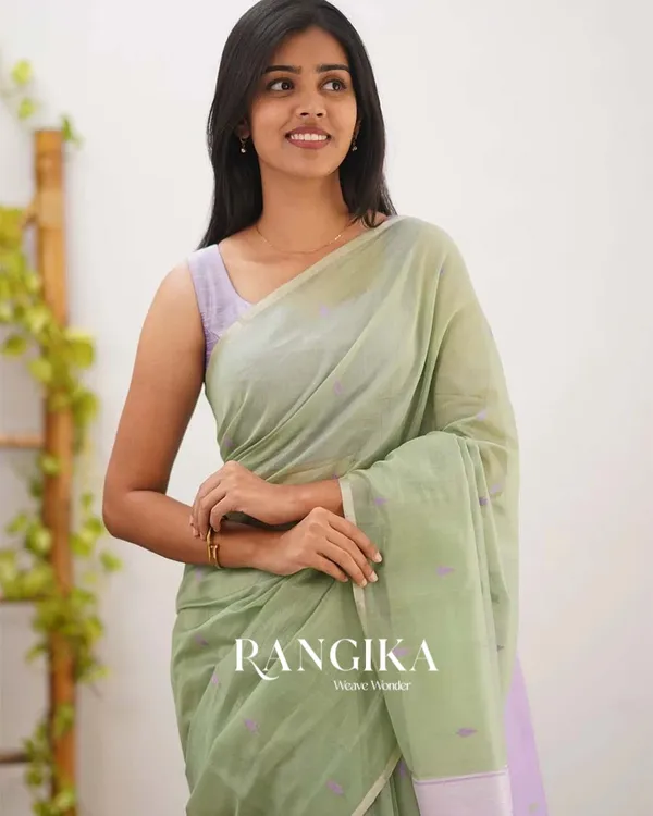 Green_Color_Cotton_Silk_Saree_with_Calssy_Blouse_and_tassels