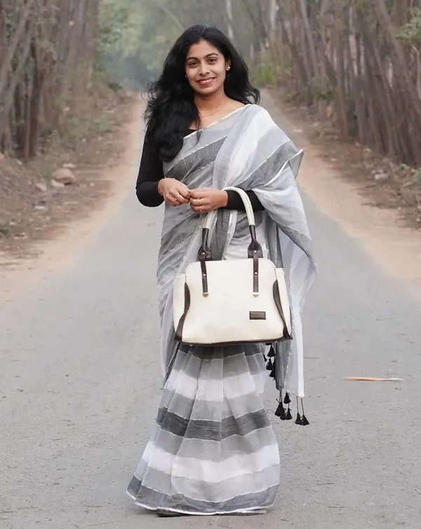 Silver_Shadow_-_Grey_&_White_Linen_Saree_with_Black_Blouse_Piece