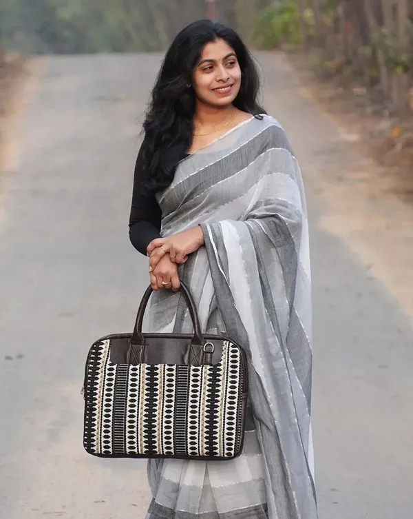 Silver_Shadow_-_Grey_&_White_Linen_Saree_with_Black_Blouse_Piece