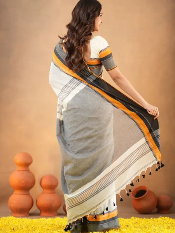 Classic_White_Traditional_Mulmul__Cotton_Saree_with_Contrast_Border_&_Blouse_Piece