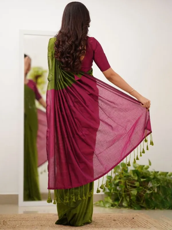 Green_Mulmul_Cotton_Saree_with_Contrast_Wine_Blouse_Piece
