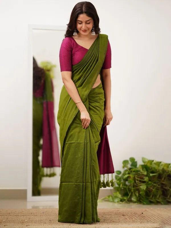 Green_Mulmul_Cotton_Saree_with_Contrast_Wine_Blouse_Piece