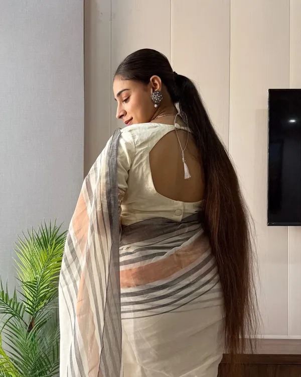 Dhoop_Chhaya_-_Elegant_White_Saree_with_Dual-Tone_Border_&_Blouse_Piece