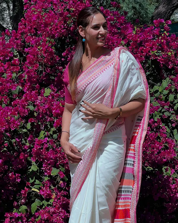 Swan_Pink_-_White_Linen_Drape_with_Pink_Border_and_Coordinated_Blouse